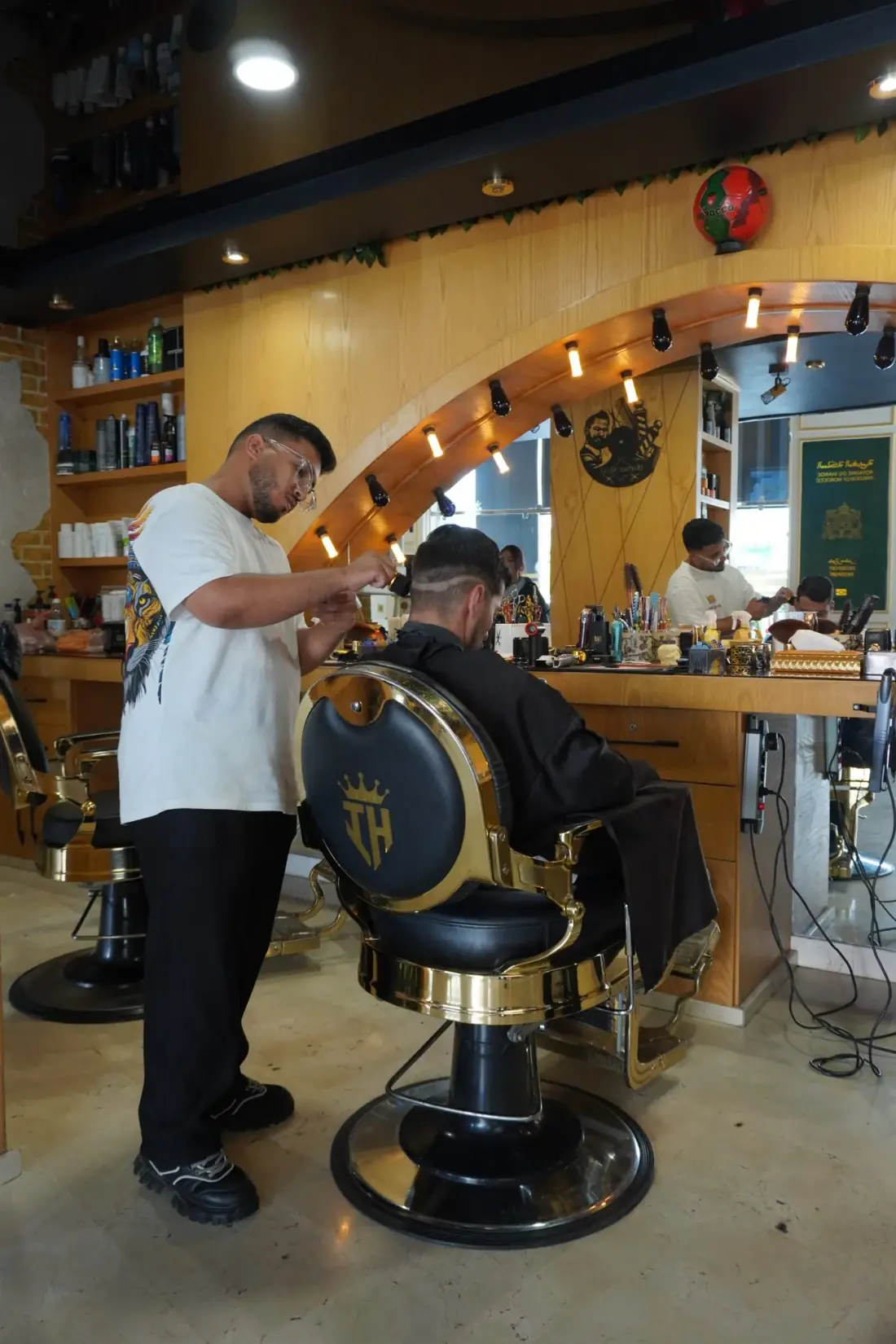 L'univers messieurs — barbier de précision, fauteuil au blason doré